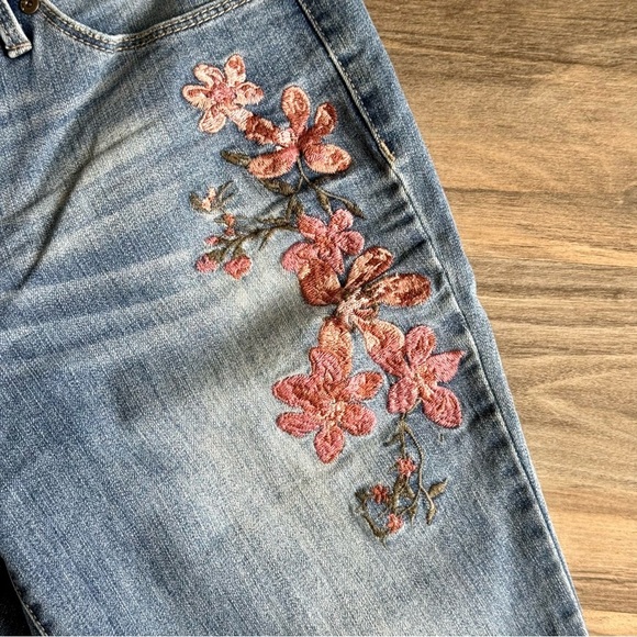 Nine West Gramercy Skinny Light Wash Mid Rise Floral Embroidery - Size 6 - Picture 4 of 9